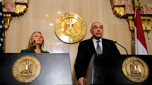이스라엘과 팔레스타인 무장단체 하마스 간 휴전 합의를 발표하는 힐러리 클린턴 국무장관(왼쪽)과 무함마드 카멜 아므르 이집트 외무장관
