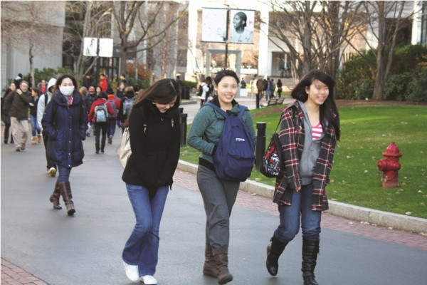 매사추세츠 주에 가장 많은 중국인 유학생이 재학중인 노스이스턴 대학, 중국인 유학생으로 보이는 학생들이 학교에서 나오고 있다.