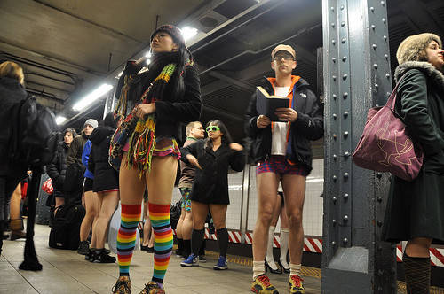 보스톤SOS가 주최하는 노팬츠지하철 타기 행사가 이번주 일요일 열린다. 사진은 지난 노팬츠 행사때의 모습