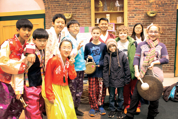 4주간 미국 공립학교 생활을 마치고 미국문화의 밤 행사를 개최하는 한국 학생들이 이 프로그램을 주관한 TAHS의 제이 장 원장과 기념촬영에 임했다.