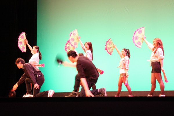 BU KSA 학생들이 열띤 무대를 펼친 한국문화 쇼, 올해는 전통 부채춤을 현대 음악에 맞춰 퓨전식으로 공연하는 등 다양한 아이디어가 엿보였다