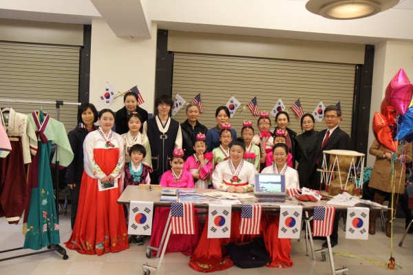 Lexington 300주년 기념으로 열린 Dance Around the World 행사에 참가해 한국 전통문화를 소개한 뉴잉글랜드 한국학교 남일 교장과 일행들