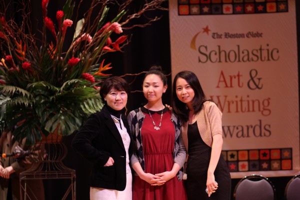 Boston Globe Scholastic Art an Awards에서 금상 두개와 은상을 수상한 손민정 양(중앙)과 손 양의 포트폴리오를 도와 준 장동희 보스톤 아트 스튜디오원장(우), 그리고 손 양의 어머니(좌)