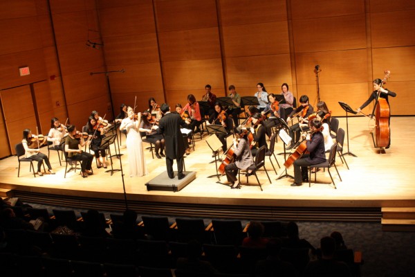 보스톤 화음 쳄버 오케스트라가 창단 공연에서 하노버 국제 바이올린 콩쿨 1위를 차지한 김다미씨와 협연했다.