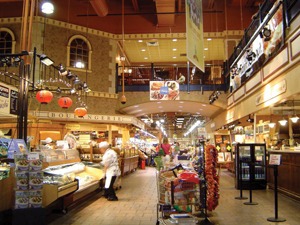 조리된 음식으로 유명한 웨그먼스 슈퍼마켓이 노스보로에 첫 매사추세츠 지점을 개점한 이후 급격한 확장세를 보이고 있다. 벌링톤에도 대형 매장을 개장 할 예정이다.