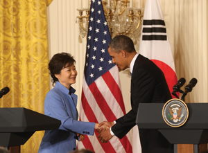 박근혜 대통령과 버락 오바마 대통령이 7일 백악관에서 한미 정상 합동기자회견을 마친 뒤 악수를 나누고 있다.