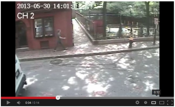범인이 비컨힐 스트리트를 걷고 있는 모습. 동영상 캡쳐