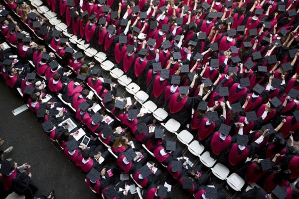 하버드 대학의 2013년 졸업식 사진. 매년 수십명의 한국 유학생들이 하버드에 입학하고 또 졸업한다.