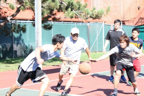지난해 광복절 기념 체육대회 농구 경기모습. 안병학 전한인회장이 팀원을 충원하기 위해 청년들과 농구 게임에 참가했다
