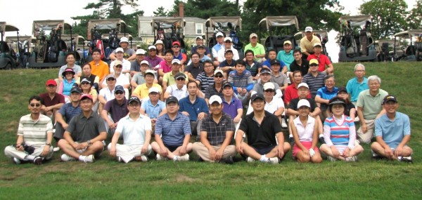 지난 2012년도 골프대회에서 참여자들과 함께 찍은 단체사진