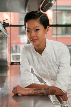 Bravo 의 Top Chef Season 10에서 우승을 거머쥐고 한국에 대한 그리움을 드러낸 크리스틴 키시. 지금 보스톤의 최고 레스토랑 멘톤에서 셰프로 일하고 있다