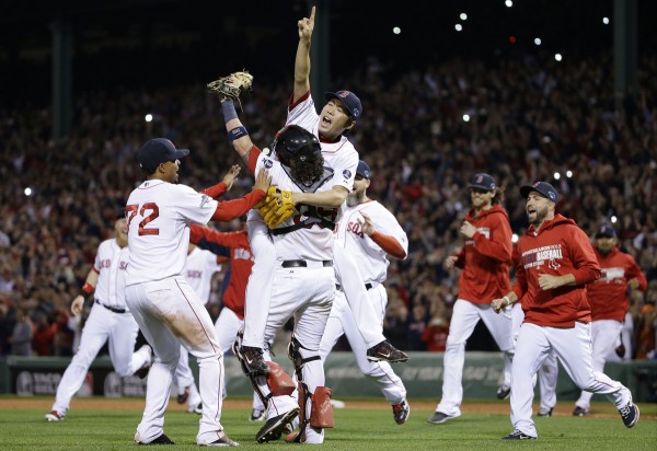 아메리칸 리그 챔피언십 시리즈 승리를 기뻐하는 레드삭스 선수들