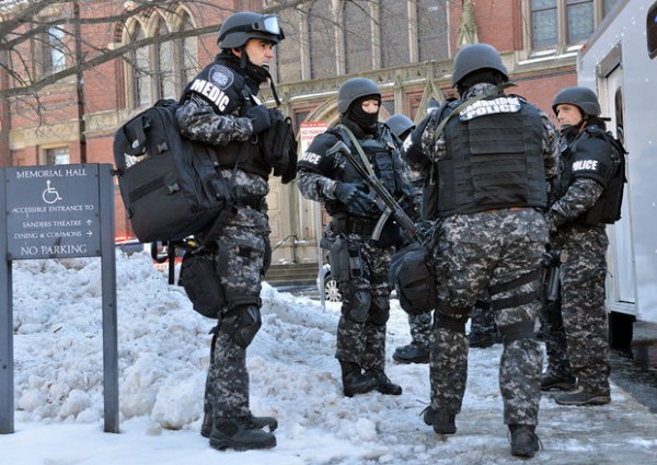 폭탄이 설치되어 있다는 신고를 받고 하버드 대학교를 조사 중인 경찰 특공대
