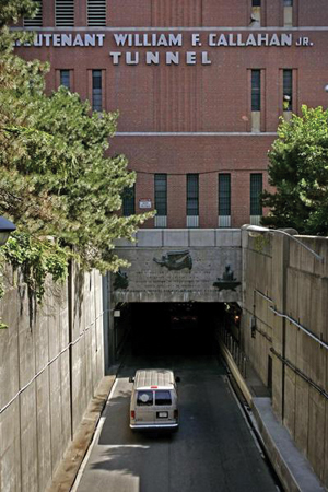 해저를 통해 보스톤 도심과 공항을 잇는 칼라한 터널이 보수공사를 위해 폐쇄됐다. 터널의 폐쇄에 따라 93번 다운타운 구간이 평상시보다 정체되고 있다.