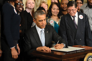 버락 오바마 대통령이 지난 12일 백악관 이스트룸에서 연방정부 신규계약 노동자들의 시간당 최저임금을 7.25불에서 10.10불로 인상하는 행정명령에 서명하고 있다