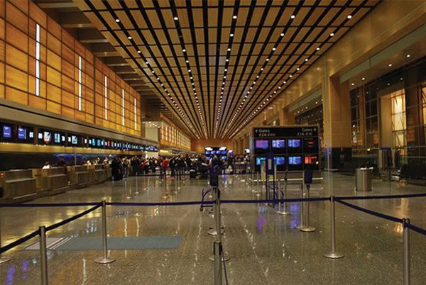 로건 공항의 국제 경쟁력을 높이기 위해 터미널E에 대한 리노베이션이 진행된다