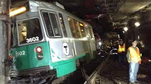 그린라인 전철이 10일 오후 12시 20분 탈선해 운전사와 일부 승객이 부상했다. 이로인해 많은 승객들이 불편을 겪어야만 했다.