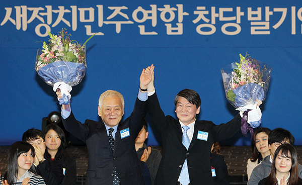지난 16일 새정치민주연합 창당발기인 대회에서 김한길-안철수 공동창당준비위원장이 함께 손잡고 인사를 하고 있다
