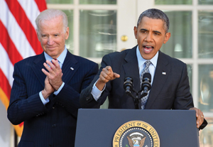 오바마케어 마감 다음날, 버락 오바마 대통령이 조 바이든 부통령과 함께 백악관 로즈가든에서 가입자 초과달성을 자축하는 연설을 하고 있다