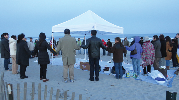 나라간셋 해변(Narraganset public beach) 백사장에 모여 촛불로 희생자들을 애도하는 로드아일랜드 한인들
