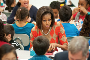 한 초등학교에서 아이들과 함께 급식을 먹고 있는 미쉘 오바마 여사
