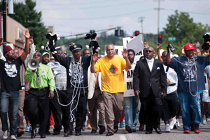 미주리 퍼거슨 시 흑인들이 고교를 막 졸업한 마이클 브라운의 억울한 죽음에 대해 거리에 나서서 항의했다