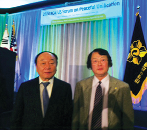 포럼에 참석한 현경대 민주평통 수석 부의장(왼쪽), 김성혁 보스톤협의회 회장