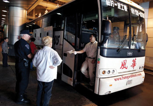 사우스 스테이션에서 출발하는 펑와 버스는 안전 문제로 작년 면허가 취소되었다