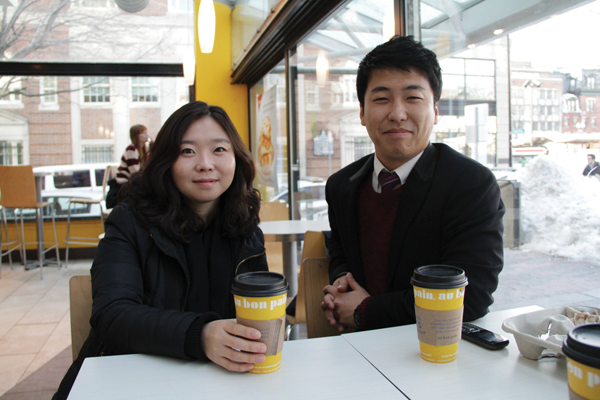 지난 24일 하버드 스퀘어 한 카페에서 만나 이야기를 나눈 '북한 출신' 김은주 씨(왼쪽)와 정광성 씨