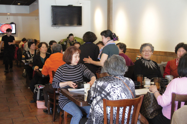 지난 22일 수요일 서울설렁탕에서 마련한 한미노인회 오찬에 회원 50여명이 참석해 풍성한 교제의 시간을 가졌다
