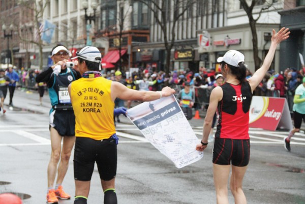 제주도 홍보를 위해 보스톤 마라톤에 참가한 한인들이 결승점 앞에서 기념사진을 촬영하고 있다