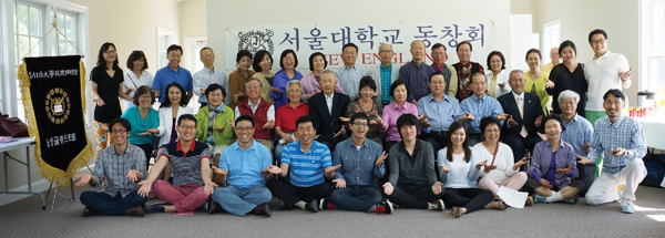 2014년도 서울대 동창회 총회 겸 야유회에서 동문들이 다함께 기념사진을 찍고 있다