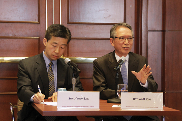 질의응답에서 발언하는 김형오 전 의장(오른쪽)과 통역을 준비하는 이성윤 터프츠대 교수
