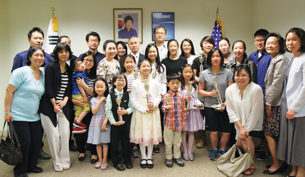 한국학교 글짓기 대회에서 대상을 수상한 학생들의 특별 시상식이 지난 14일 총영사관에서 열렸다