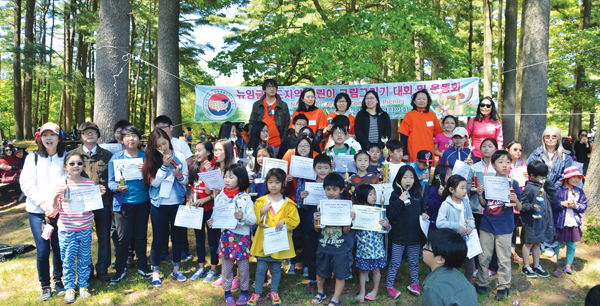 지난 23일 열린 NE 재미한국학교협의회 그림그리기 대회에 참석한 학생들이 다함께 기념사진을 찍고 있다