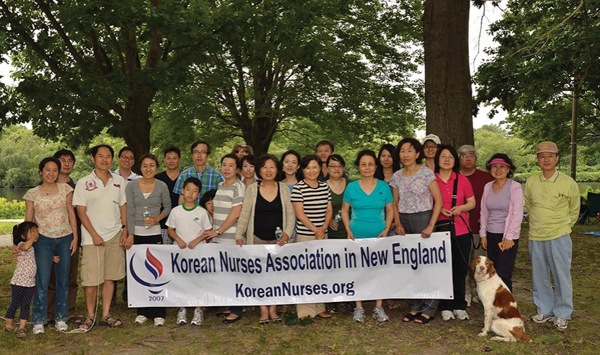 뉴잉글랜드 한인 간호사협회가 오는 7월 11일 브라이튼 소재 크리스챤 헤르터 파크에서 열린다. 사진은 2013년도 피크닉에서 기념사진을 촬영하는 참가자들
