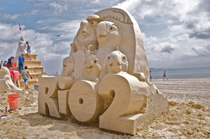 지난해 리비어 비치 모래조각 축제의 입상작으로 당시 개봉했던 애니메이션 영화 '리오 2'를 조각했다