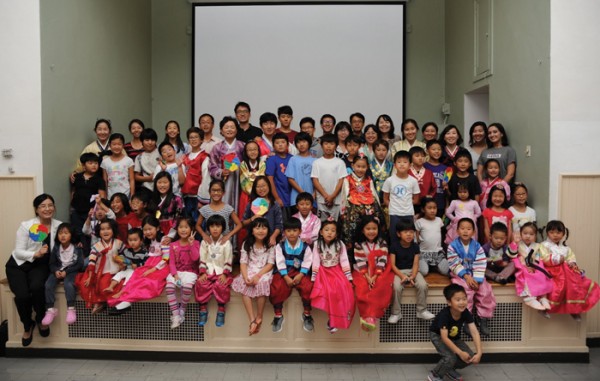 앰허스트 한국학교는 지난 9월 25일 앰허스트 한국학교 소지에서 추석 행사를 가졌다