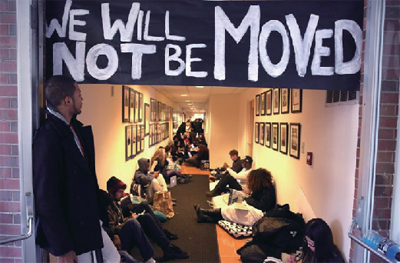 11월 23일, 브랜다이즈 대학교 총장실로 가는 복도를 학생들이 점거하고 있다