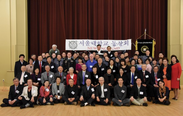 서울대 동창회원들과 이날 동창회에 참여한 육사생도들이 함께 했다