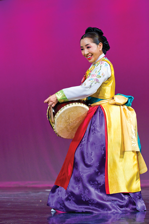 지난 12월 5일 하버드 입양인 워크샵에서 진도 북춤을 공연하고 실습을 지도한 강은주 무용가
