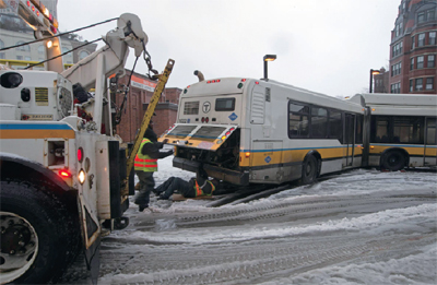첫 눈폭풍이 몰아친 29일 아침 MBTA 버스 한 대가 눈 속에 갇혔다