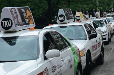 범죄 이력 조회를 위해 보스톤 택시 운전사에 대한 지문 채취가 시작된다