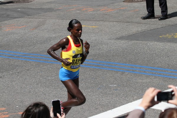 18일 열린 보스톤 마라톤 여자부 우승을 차지한 에트세데 베이사 역대 최대 역전극을 일궈내며 우승과 상금 15만불을 거머쥐었다
