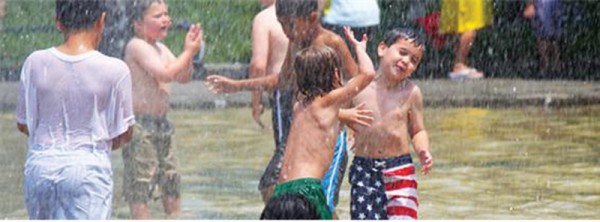 무더운 여름 동안 매일 오전 11시부터 오후 6시까지 개장하는 보스톤 커먼의 개구리 연못 (사진출처 bostonfrogpond.com)