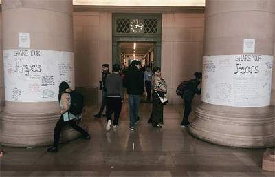 MIT 로비 7의 한 기둥에 학생들이 희망과 우려를 공유하기 위해 놓은 글들적어놓은 글들