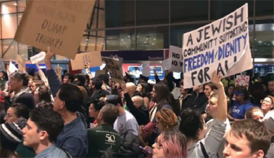로건공항에서 입국시켜라를 외치며 시위하고 있는 군중들