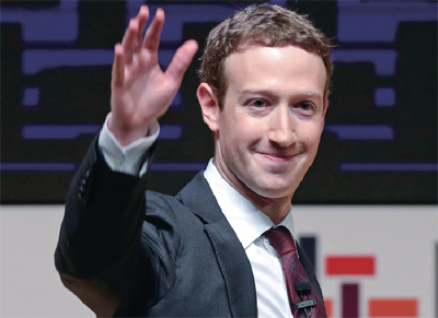 '페이스북'의 창립자 마크 주커버그는 모교인 하버드대학에서 자퇴한지 13년만에 졸업장을 받는다