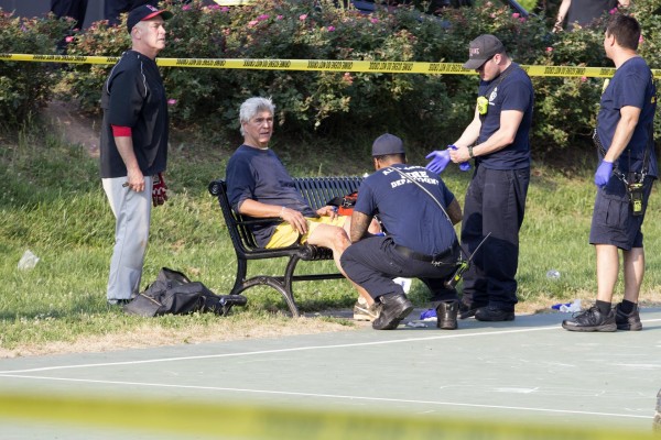 로저 윌리엄스 하원의원이 부상을 입고 구급대의 응급조치를 받고 있다. 하원의원은 들것에 태워져 병원으로 후송됐다