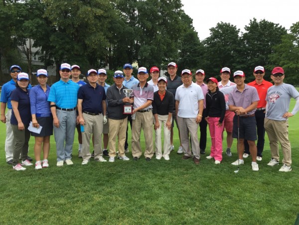 6월 17일 4회 정기 고연전 골프대회에 참가한 빨간색 모자의 고대 선수들과 파란색 모자의 연대 선수들